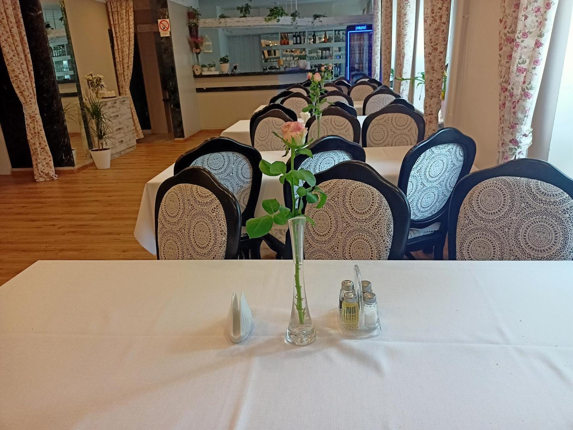 Iskra Hotel Radom Ngoại thất bức ảnh