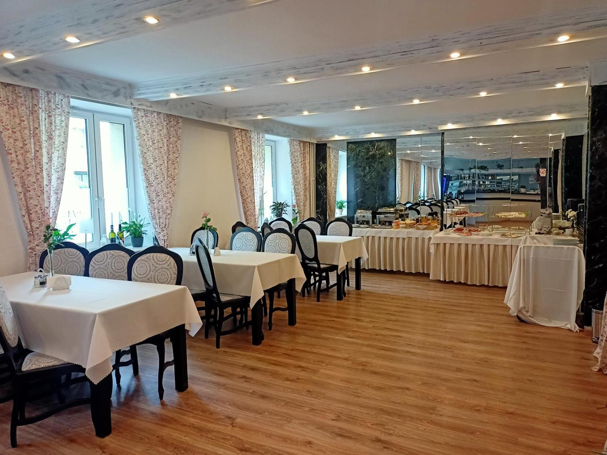 Iskra Hotel Radom Ngoại thất bức ảnh